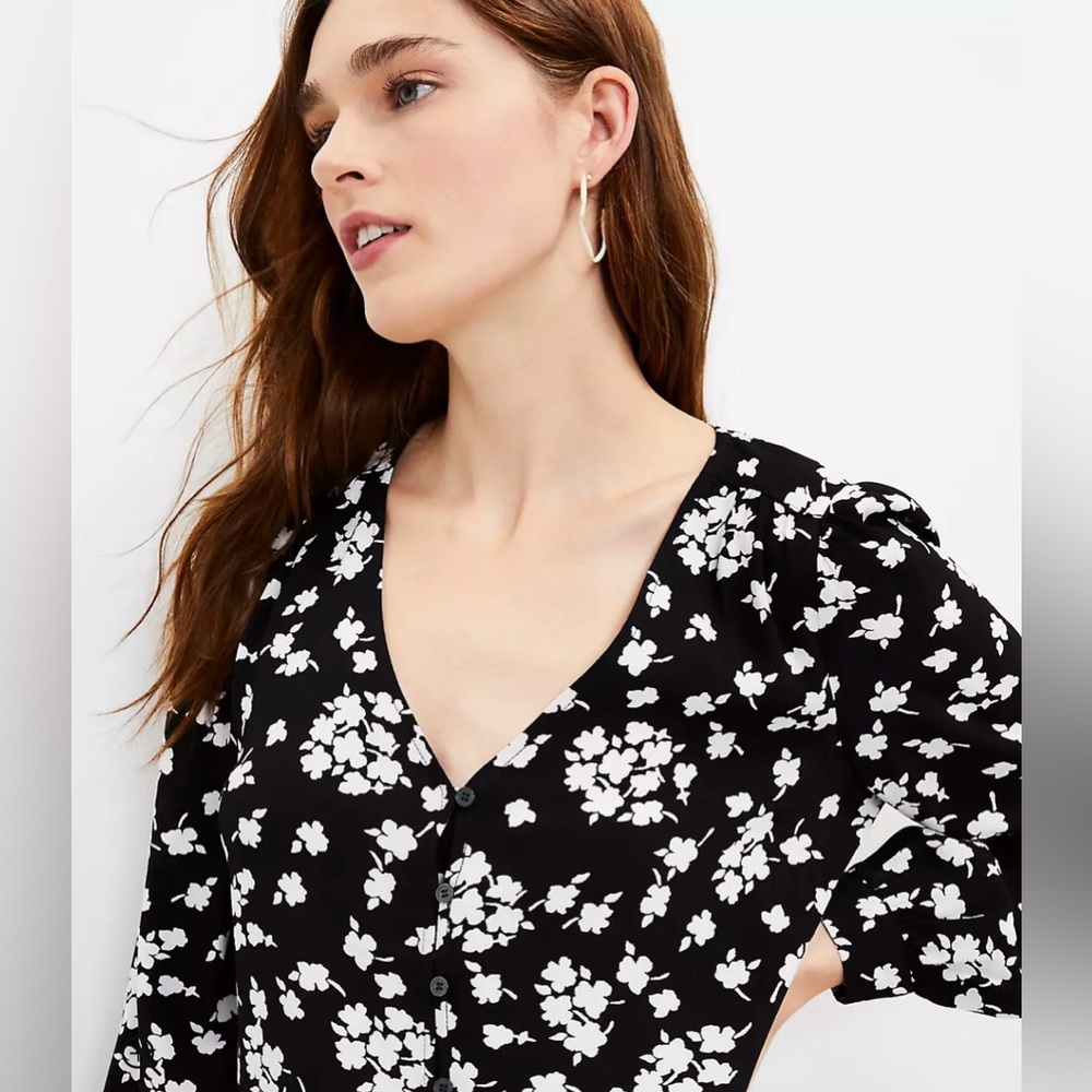 NWOT Loft Floral V-Neck Button Blouse (Lp) - Picture 3 of 12